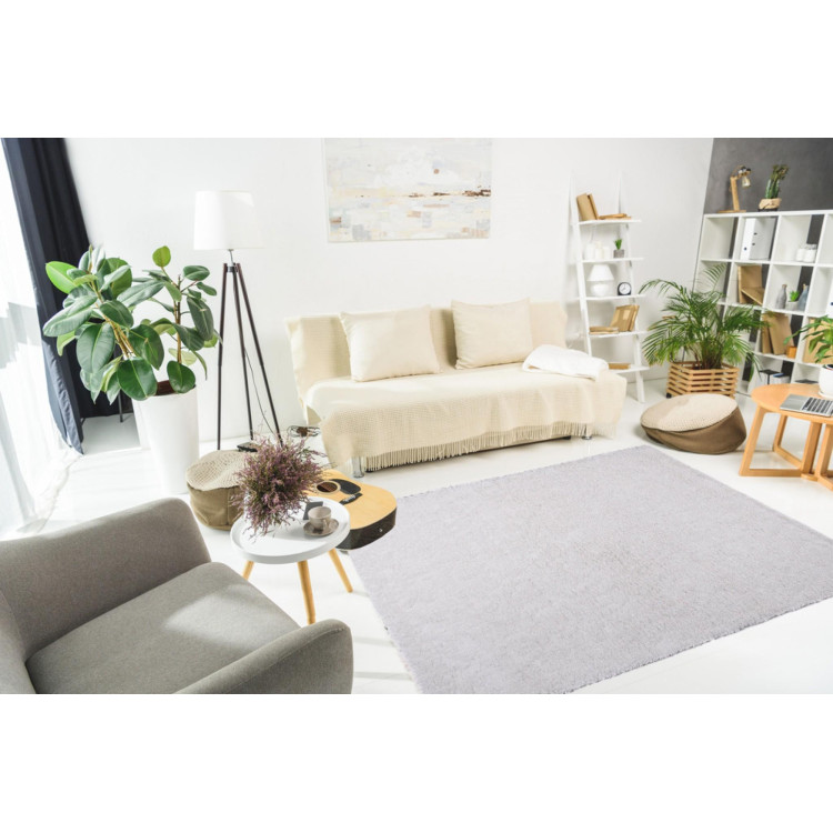 Biely moderný koberec