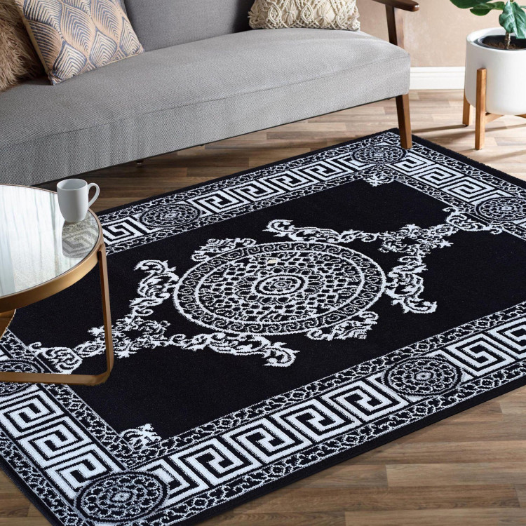 Čierny koberec v gréckom štýle