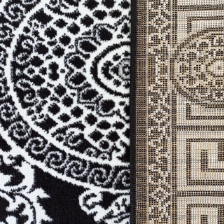 Čierny koberec v gréckom štýle