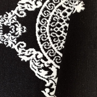 Čierny koberec v gréckom štýle