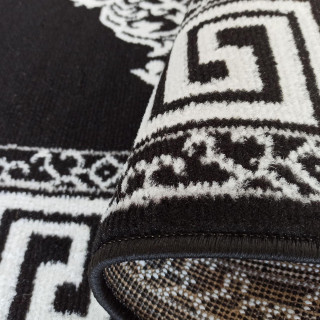 Čierny koberec v gréckom štýle