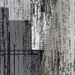 Sivý koberec s geometrickým vzorom