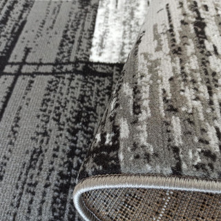 Sivý koberec s geometrickým vzorom