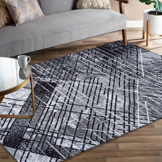 Vzorovaný koberec v tmavých farbách