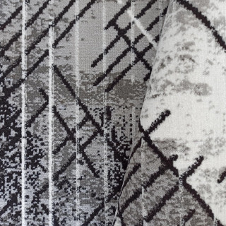 Vzorovaný koberec v tmavých farbách