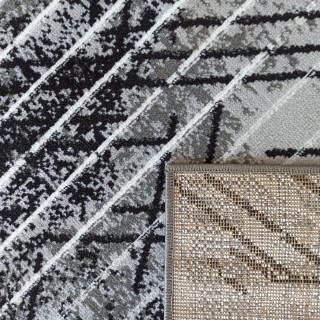 Vzorovaný koberec v tmavých farbách