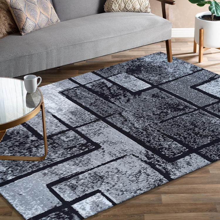 Sivý koberec s moderným vzorom
