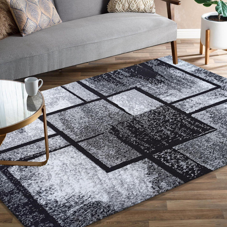 Čierno-sivý koberec s módnym vzorom