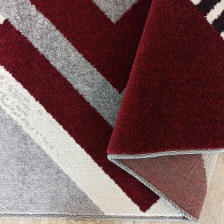 Červený koberec so vzorom