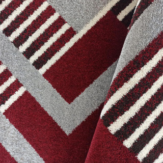 Červený koberec so vzorom