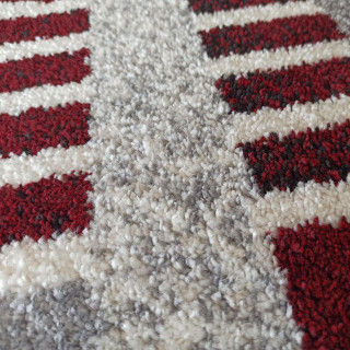 Červený koberec so vzorom