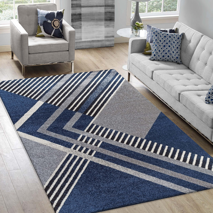 Modrý koberec so vzorom