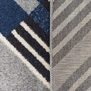 Modrý koberec so vzorom