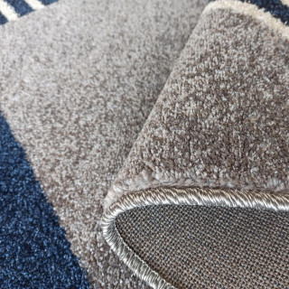 Modrý koberec so vzorom