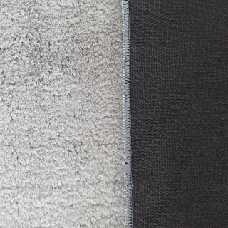 Sivý chlpatý koberec