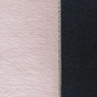 Chlpatý koberec v púdrovej farbe