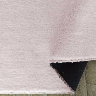 Chlpatý koberec v púdrovej farbe