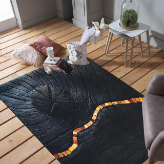 Čierny koberec so zlatým vzorom