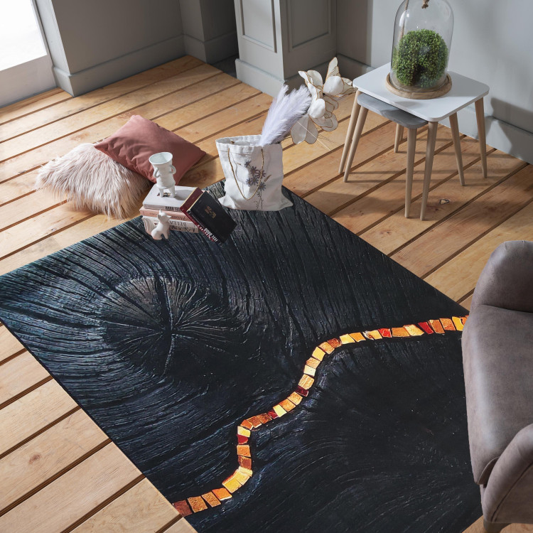 Čierny koberec so zlatým vzorom