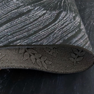 Čierny koberec so zlatým vzorom