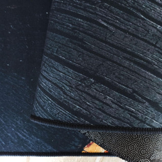 Čierny koberec so zlatým vzorom