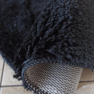 Okrúhly shaggy koberec v čiernej farbe