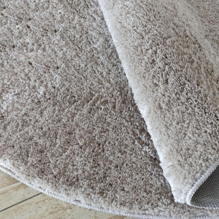 Okrúhly shaggy koberec v latte farbe