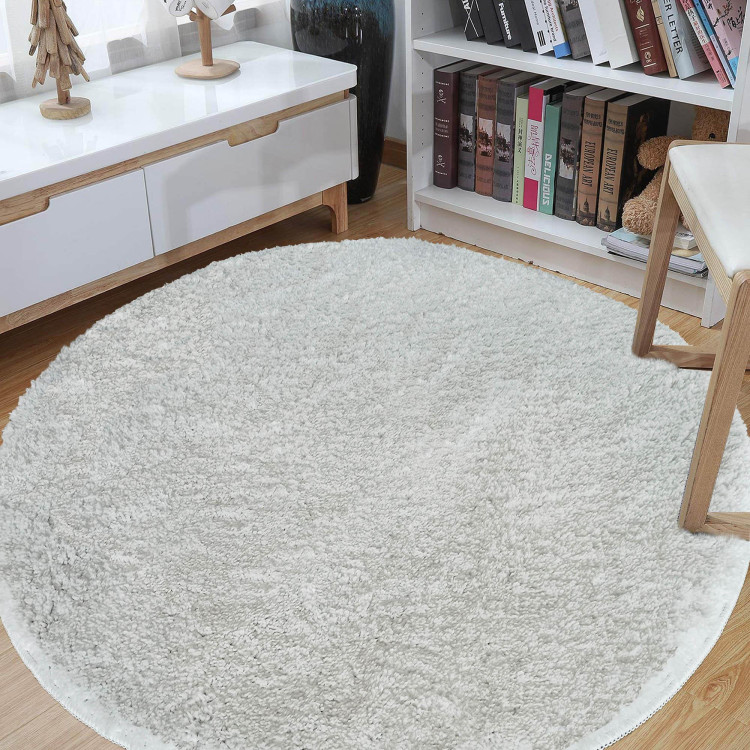 Okrúhly shaggy koberec v bielej farbe