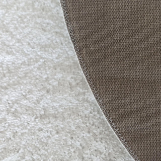 Okrúhly shaggy koberec v bielej farbe