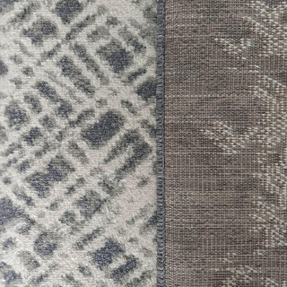 Sivý koberec s moderným vzorom