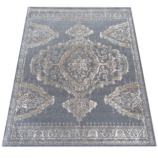 Sivý koberec s ornamentom