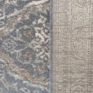 Sivý koberec s ornamentom