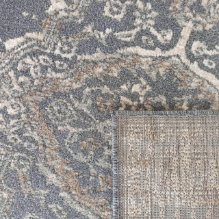 Sivý koberec s ornamentom