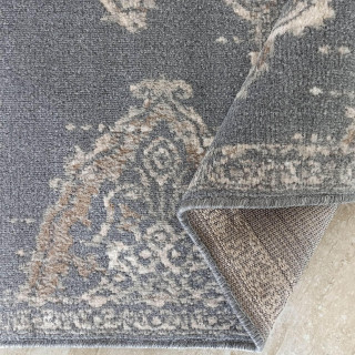 Sivý koberec s ornamentom