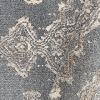 Sivý koberec s ornamentom