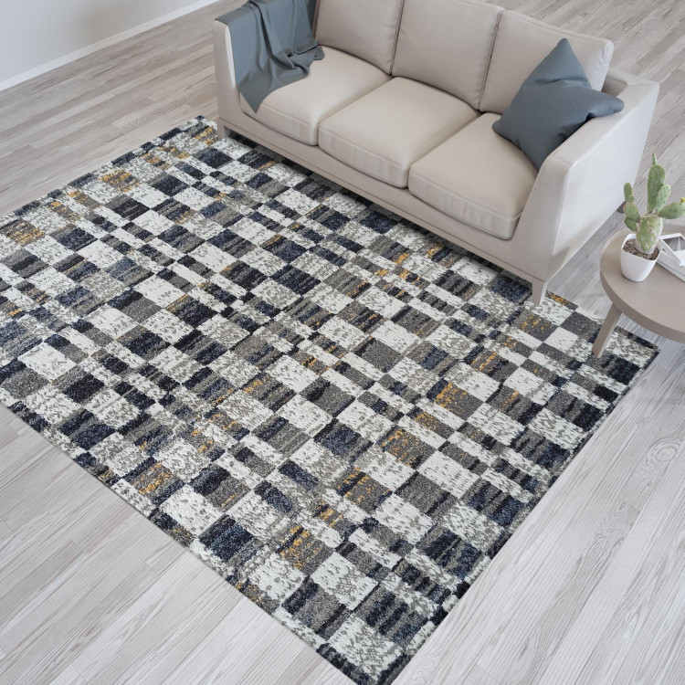 Viacfarebný koberec so štvorcami