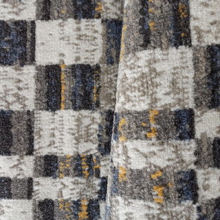 Viacfarebný koberec so štvorcami