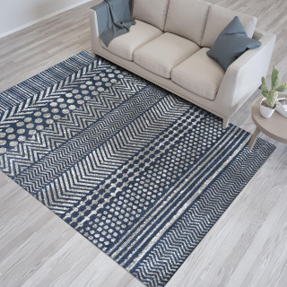 Tmavomodrý koberec s geometrickým vzorom