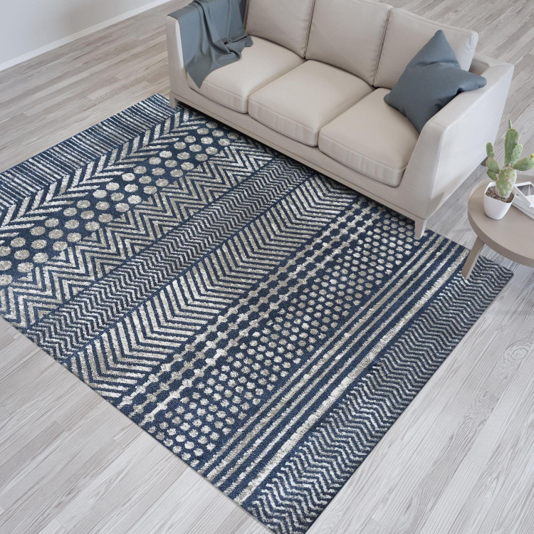 Tmavomodrý koberec s geometrickým vzorom