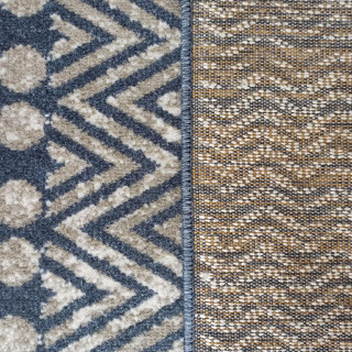 Tmavomodrý koberec s geometrickým vzorom