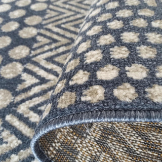 Tmavomodrý koberec s geometrickým vzorom