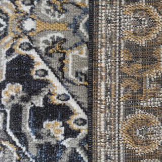 Viacfarebný koberec so vzorom