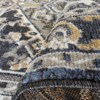 Viacfarebný koberec so vzorom