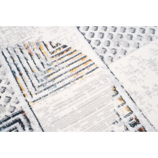 Krémový koberec so vzormi