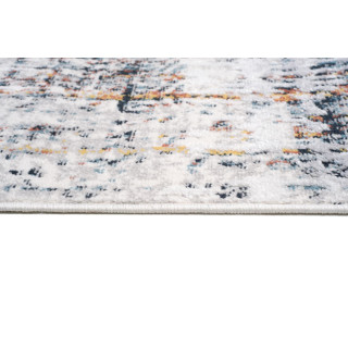 Vzorovaný koberec v sivej farbe