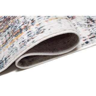 Vzorovaný koberec v sivej farbe