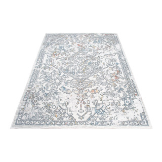 Koberec v krémovej farbe so vzorom