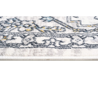 Koberec v krémovej farbe so vzorom