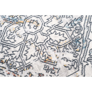 Koberec v krémovej farbe so vzorom