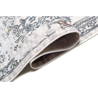 Koberec v krémovej farbe so vzorom